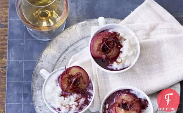Pudim de arroz cremoso com ameixas cozidas