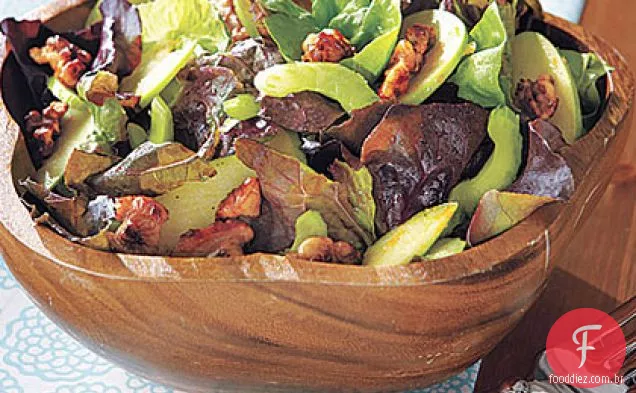 Salada verde com nozes temperadas