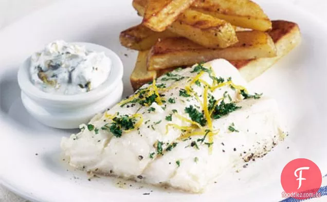 Peixe saudável e batatas fritas com molho tártaro