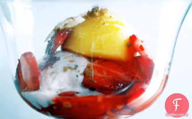 Morango-Mango Parfaits com cobertura de gengibre