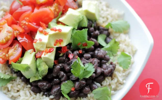 Salada Mexicana De Arroz Com Feijão Preto, Abacate E Pimenta Vermelha