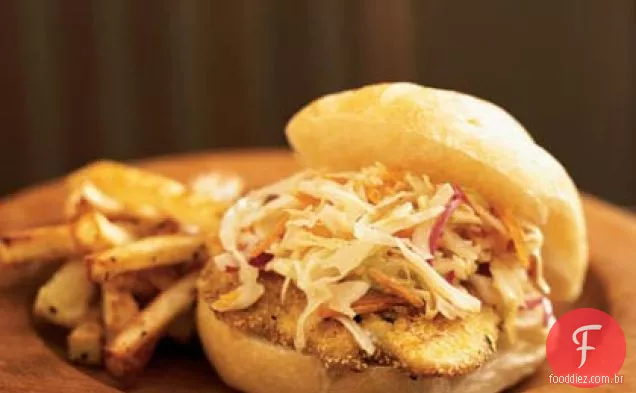 Sanduíche de Peixe-Gato Ozark com Slaw de Panela Quente