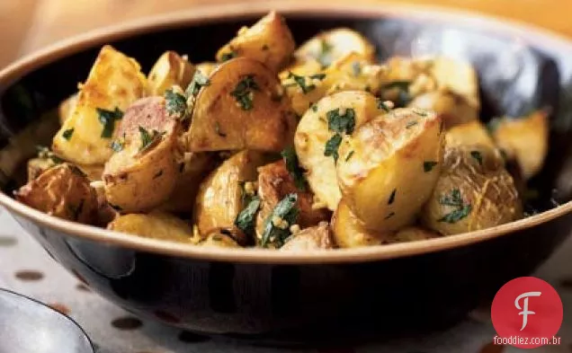 Batatas assadas com alho com ervas