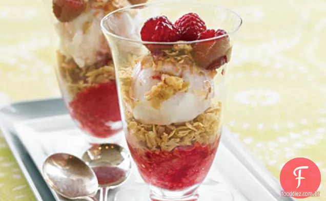 Framboesa e Coco Parfaits com coco-noz Crunch