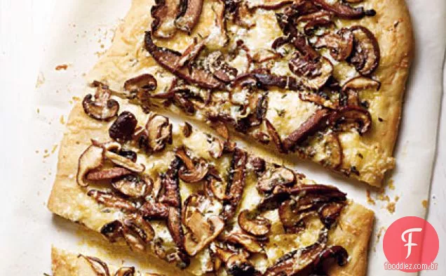 Pizza de cogumelo selvagem com óleo de Trufa