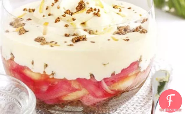 Ruibarbo, maçã e gengibre crunch bagatela