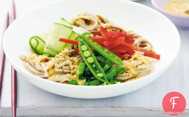 Macarrão japonês com molho de gergelim