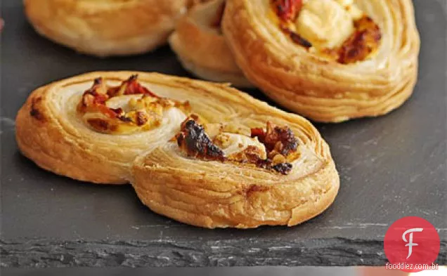 Pimenta vermelha, noz e queijo de cabra palmiers