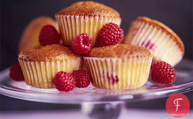 Cupcakes de framboesa quentes com chuvisco de açúcar laranja