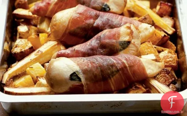 Frango assado com vegetais de raiz de Inverno