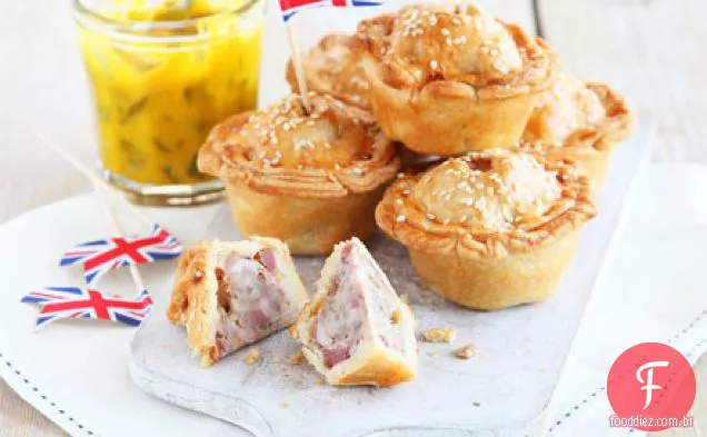 Mini tortas de porco com piccalilli