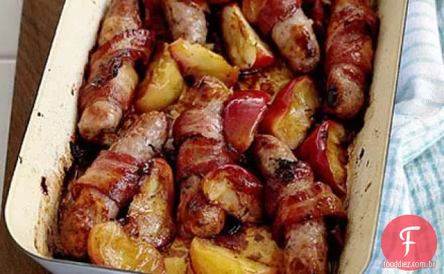 Maçã pegajosa, salsicha e bacon