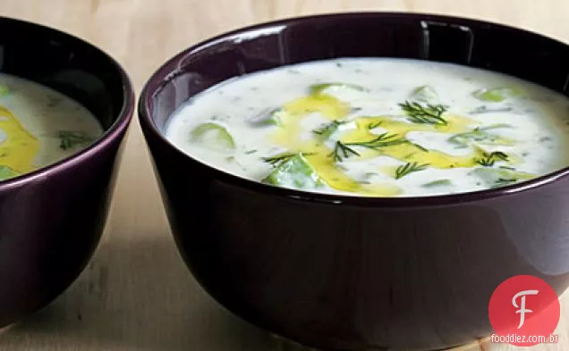 Sopa gelada de pepino, abacate e iogurte