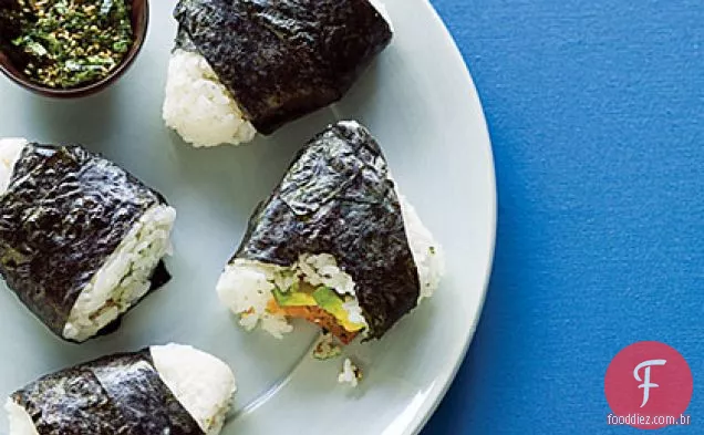 Triângulos de arroz de salmão defumado e abacate