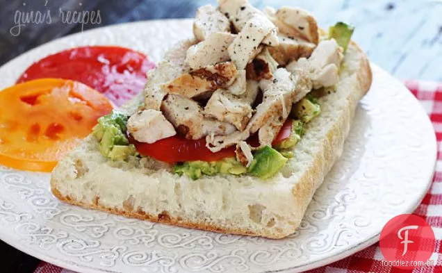 Sanduíche De Frango Grelhado Com Abacate E Tomate
