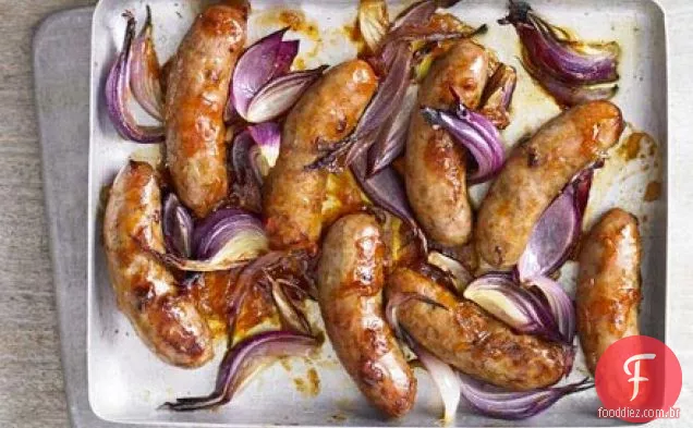 Salsichas pegajosas com salada de milho doce de batata