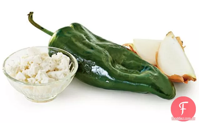 Coxas de frango crocantes com Poblanos e cebolas