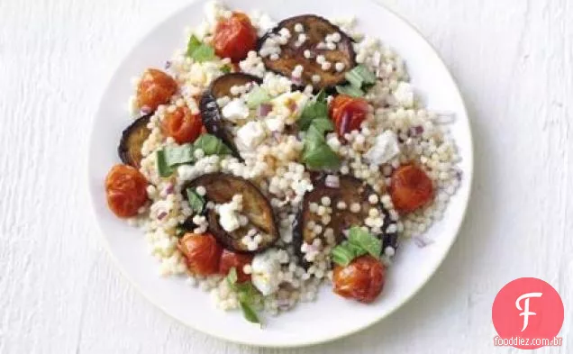 Cuscuz gigante e salada de beringela