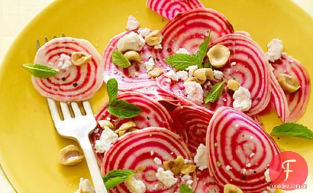 Salada de beterraba Chioggia com ricota Salata e avelãs