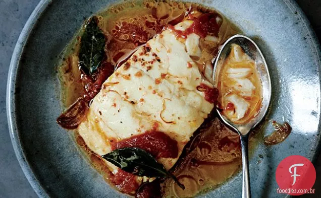 Bacalhau escalfado com tomate e açafrão