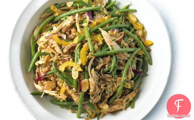 Frango desfiado, feijão verde e salada de cevada com páprica e limão