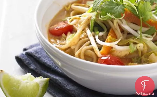 Caldo tailandês de coco e veg