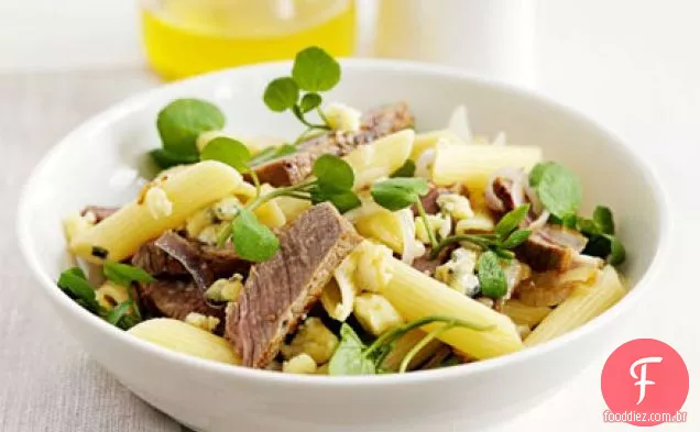 Penne com bife grelhado, palafitas e chalotas