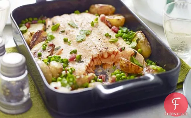 Salmão assado com ervilhas, batatas e bacon