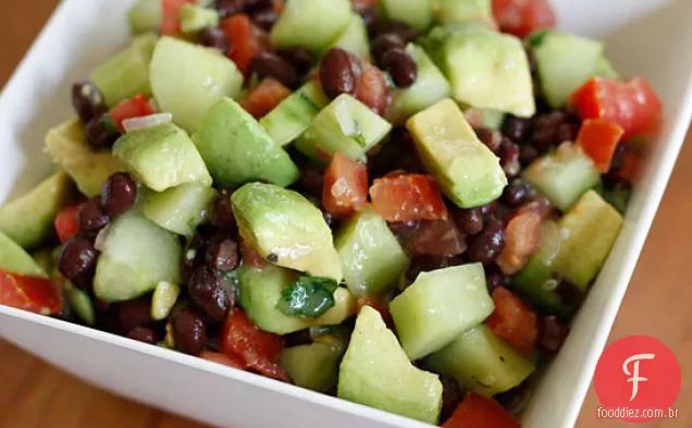 Salada De Feijão Preto, Abacate, Pepino E Tomate