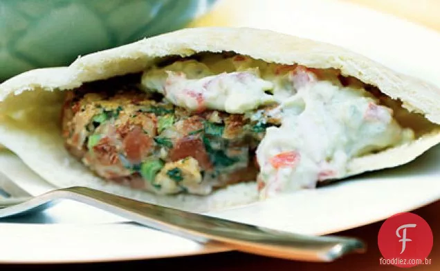 Falafel do sudoeste com propagação de abacate