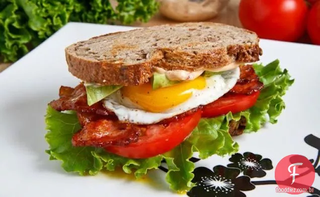 Abacate BLT com ovo frito e Chipotle Mayo