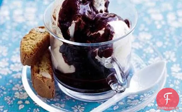 Sorvete biscotti quebrado com mocha quente