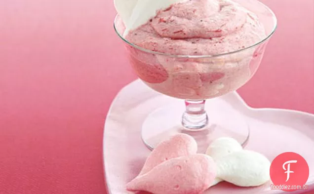 Mousse de morango com corações de merengue