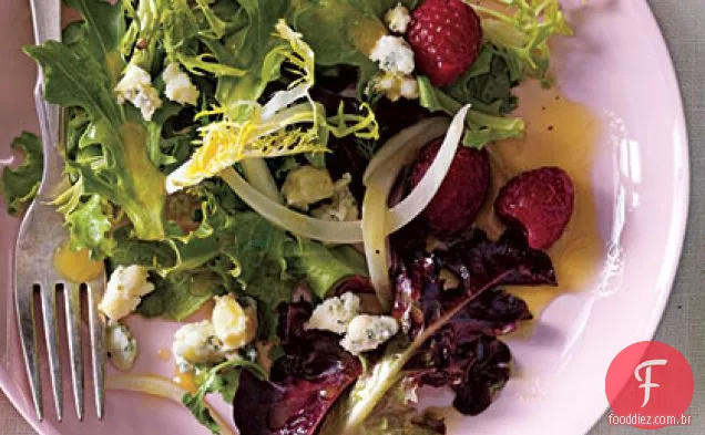 Cebola em conserva, queijo azul e Salada De Frutas Vermelhas