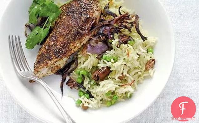 Frango temperado com arroz e cebolas vermelhas crocantes