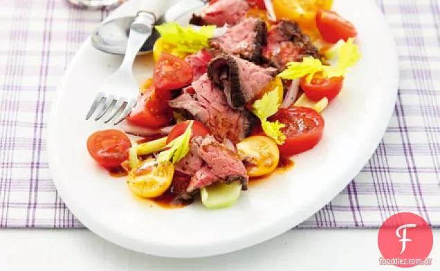 Salada de bife grelhado com molho de rábano