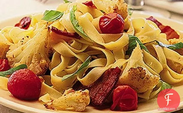 Couve-flor assada, bacon e macarrão com pimenta