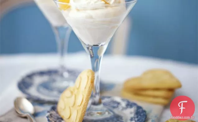 Citrus burst syllabub com biscoitos de coração de amêndoa