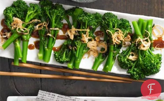 Brócolis de caule fino com molho hoisin e chalotas fritas