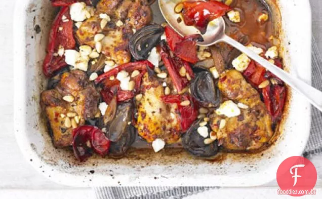 Harissa chicken traybake com pimentas e queijo feta