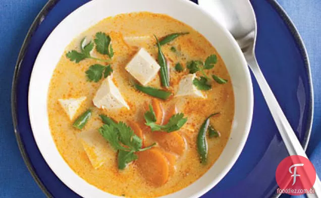Sopa ardente de Tofu e curry de coco