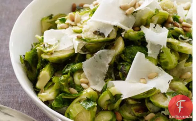 Couves de Bruxelas salteadas com Parmesão e pinhões