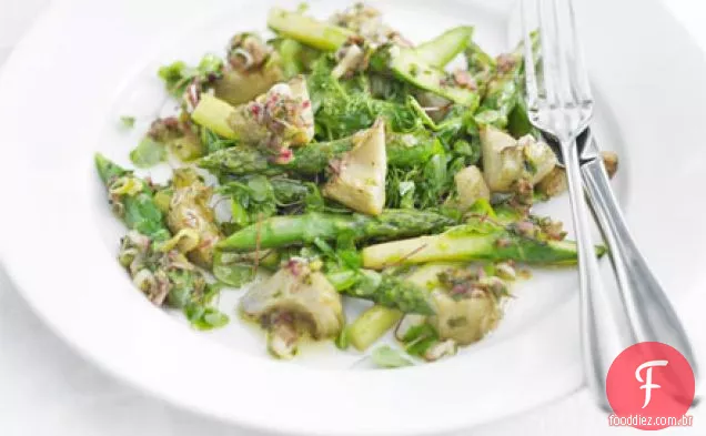 Salada quente de alcachofra e aspargos no verão