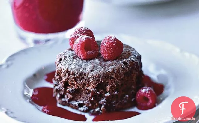 Bolos quentes de Soufflé de Chocolate Com Molho De Framboesa