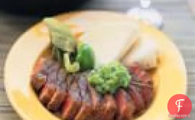 Bife grelhado com abacate-molho tomatillo e tortilhas