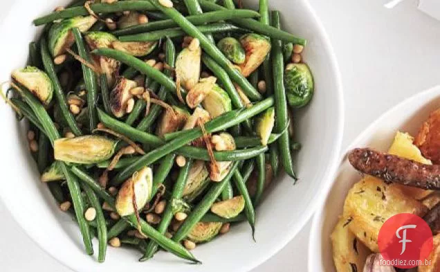 Brotos fritos com feijão verde, limão e pinhões
