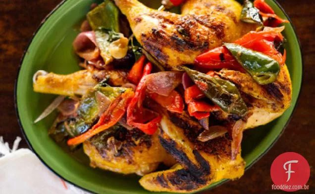 Frango Sob Um Tijolo Com Abacates E Chiles