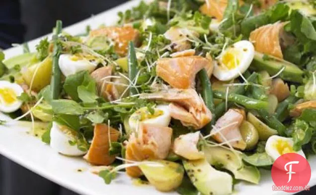 Salmão defumado a quente, agrião duplo e prato de salada de batata