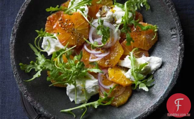Laranja de sangue, mussarela e salada de rúcula