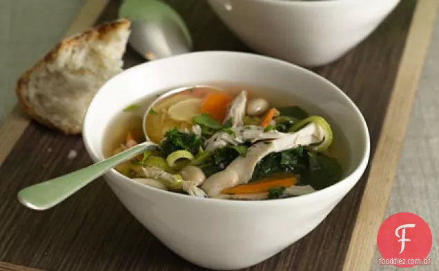 Sopa de frango e feijão branco com verduras